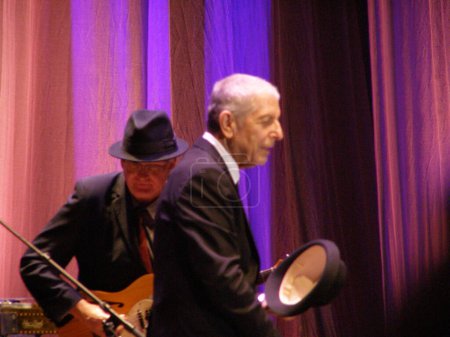 Téléchargez les photos : Leonard Cohen en concert à Florence, 2010 - en image libre de droit