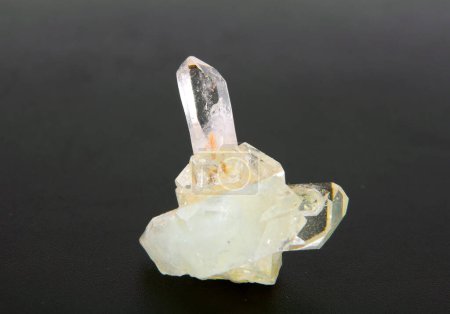 Téléchargez les photos : Grand cristal de quartz en fond sombre - en image libre de droit