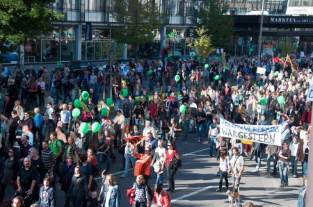 Foto de Stuttgart - Oct 09, 2010: Manifestación contra el proyecto ferroviario S21 - Imagen libre de derechos