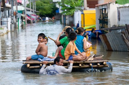 Téléchargez les photos : Inondations à Nakhon Ratchasima, Thaïlande - en image libre de droit