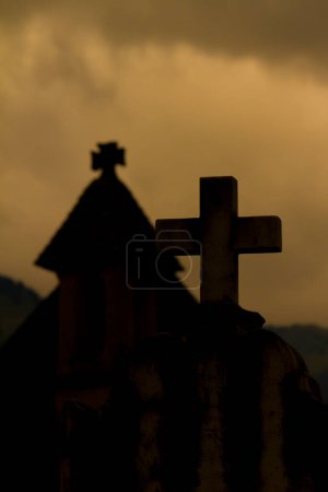 Téléchargez les photos : Silhouette d'un cimetière - en image libre de droit