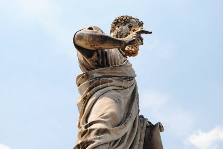 Téléchargez les photos : Statue of the man l in the city of rome - en image libre de droit