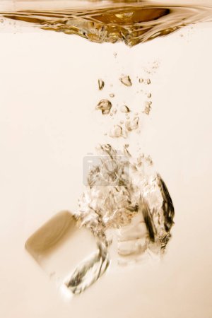 Foto de Cubo de hielo congelado en líquido - Imagen libre de derechos