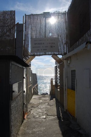 Foto de Vista de la estrecha calle y el mar en Génova, Liguria, Italia - Imagen libre de derechos