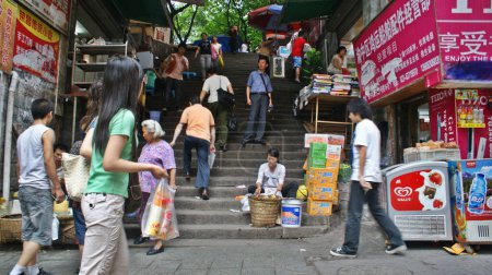 Téléchargez les photos : CROWDED STREETS OF CHONGQUIN IN CHINA - en image libre de droit