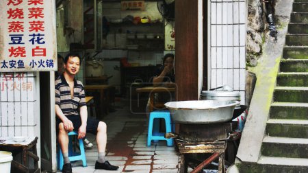 Téléchargez les photos : Les gens dans la rue dans le quartier pauvre de Chongquin - en image libre de droit