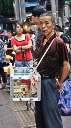 Foto de Gente en la calle en la zona pobre de Chongquin - Imagen libre de derechos