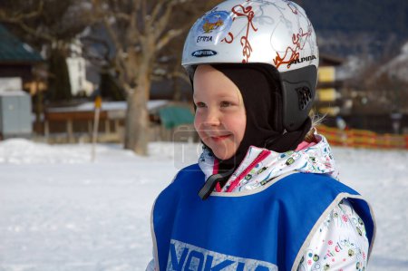 Téléchargez les photos : Enfant à l "école de ski autrichienne - en image libre de droit