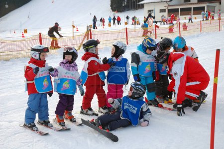 Foto de Niños en la escuela de esquí austriaca - Imagen libre de derechos