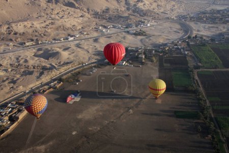 Téléchargez les photos : Hot air ballooning Luxor Egypt - en image libre de droit