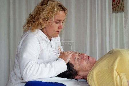 Téléchargez les photos : Jeune femme faisant massage de la tête et massage du corps - en image libre de droit