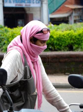 Téléchargez les photos : Jeune femme en vélo - en image libre de droit