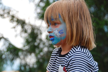 Foto de Children face painting during celebration festival - Imagen libre de derechos