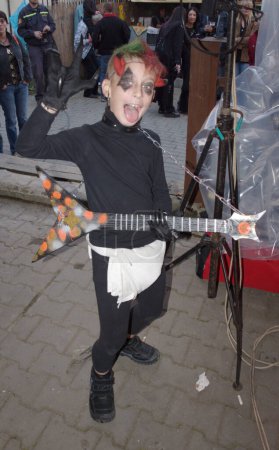 Téléchargez les photos : Jeune garçon habillé comme petit Devill Rocker - en image libre de droit