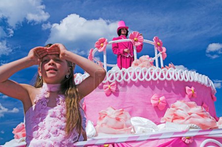 Foto de Chica joven con un vestido rosa - Imagen libre de derechos