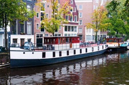 Téléchargez les photos : Amsterdam Péniche dans le canal - en image libre de droit