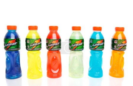 Foto de Botellas de bebidas deportivas energéticas sobre un fondo blanco - Imagen libre de derechos