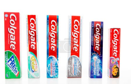 Téléchargez les photos : Sélection de dentifrices Colgate sur fond blanc - en image libre de droit