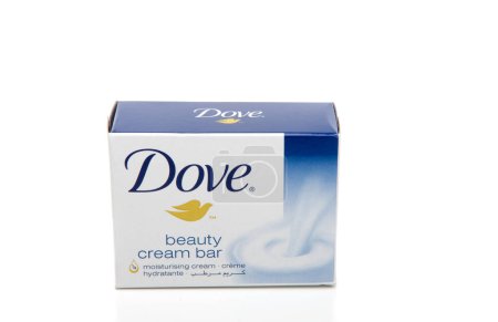 Téléchargez les photos : Dove Original savon à la crème de beauté sur fond blanc - en image libre de droit