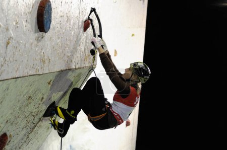 Téléchargez les photos : Portrait de femme escalade sur glace - en image libre de droit