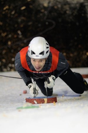 Téléchargez les photos : Portrait de l'homme escalade sur glace - en image libre de droit