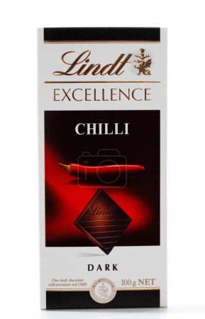 Téléchargez les photos : Lindt Chilli Chocolat Premium foncé sur fond blanc - en image libre de droit