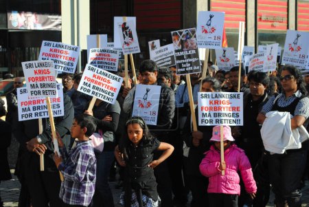 Téléchargez les photos : Manifestants tamouls debout dans la rue avec des pancartes - en image libre de droit