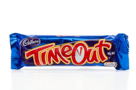 Téléchargez les photos : Cadbury Timeout barre de chocolat sur fond blanc - en image libre de droit