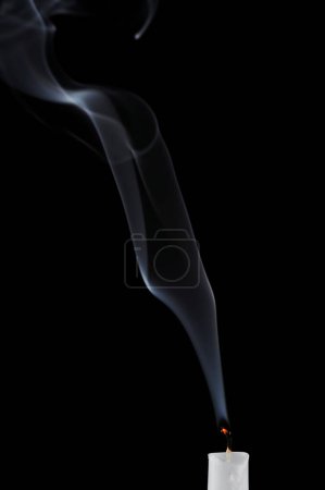 Foto de Vela blanca encendida sobre fondo negro
. - Imagen libre de derechos