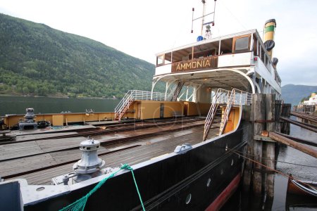 Téléchargez les photos : Old ferry in the sea - en image libre de droit