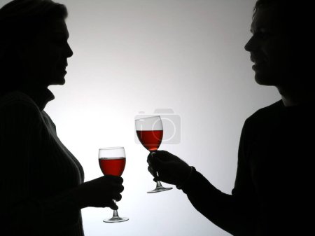 Téléchargez les photos : Amour couple boire vigne - en image libre de droit