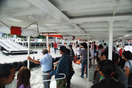 Téléchargez les photos : Embarquement de passagers sur un paquebot - en image libre de droit