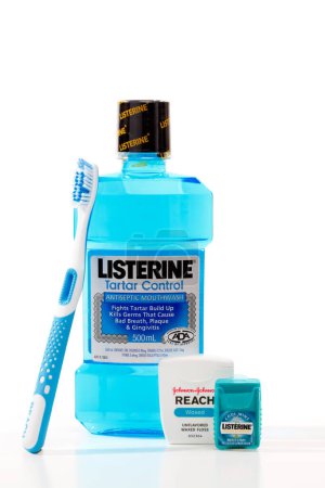Foto de Higiene dental Productos de salud oral sobre fondo blanco - Imagen libre de derechos
