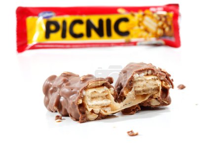 Foto de Cadbury Picnic barra de chocolate sobre fondo blanco - Imagen libre de derechos