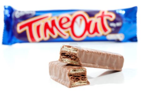 Téléchargez les photos : Cadbury Timeout Snack au chocolat sur fond blanc - en image libre de droit