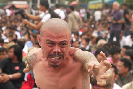 Téléchargez les photos : Festival de tatouage à Wat Bang Phra à Nakhon Chaisi près de Bangkok - en image libre de droit