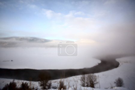 Téléchargez les photos : Brouillard en hiver montagnes, hiver - en image libre de droit