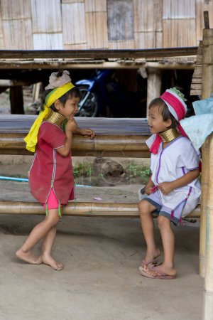 Foto de Niños pequeños birmanos jugando - Imagen libre de derechos