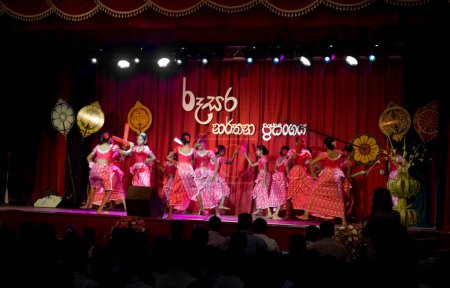 Foto de Grupo de bailarines en trajes de danza tradicionales en el escenario - Imagen libre de derechos