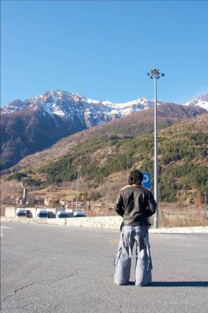 Téléchargez les photos : Vue arrière de l'homme dans les montagnes - en image libre de droit