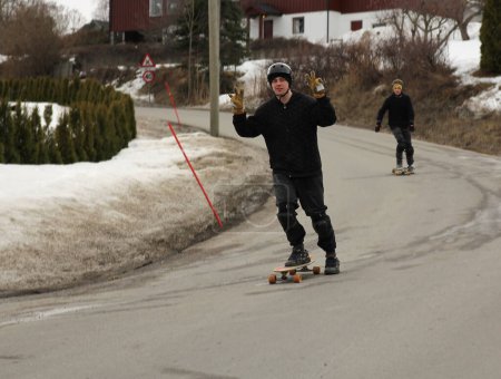 Téléchargez les photos : Portrait of skateboarding happy guys - en image libre de droit