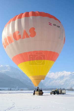Téléchargez les photos : Ballon à gaz avec des personnes en hiver, lieu de voyage sur fond - en image libre de droit