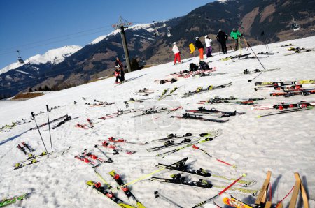 Téléchargez les photos : Apres station de ski en hiver - en image libre de droit
