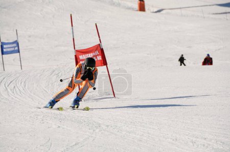 Téléchargez les photos : Course de ski sur la station d'hiver - en image libre de droit