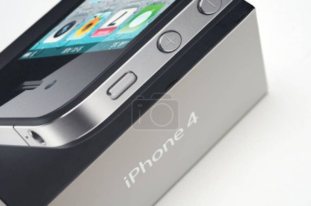 Foto de Nuevo Apple iPhone 4 sobre fondo blanco - Imagen libre de derechos