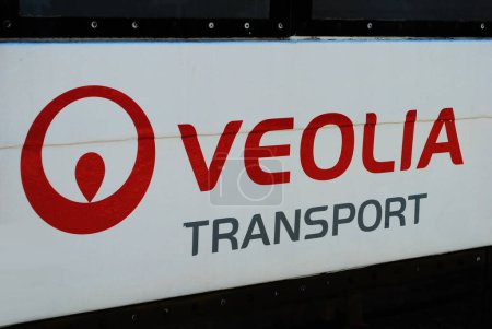 Téléchargez les photos : Panneau de transport Veolia en arrière plan, gros plan - en image libre de droit