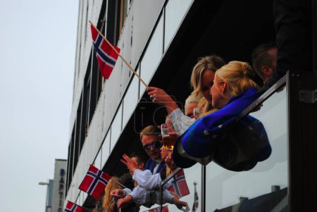 Foto de Personas con banderas de Noruega - Imagen libre de derechos