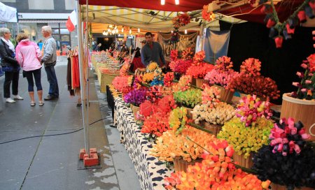 Téléchargez les photos : Fleurs artificielles à vendre
. - en image libre de droit