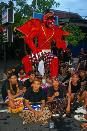 Foto de Balinese boys and a monster - Imagen libre de derechos