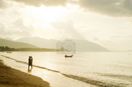 Téléchargez les photos : Tombé amoureux couple sur la plage - en image libre de droit